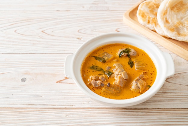 Zuppa di pollo al curry con roti