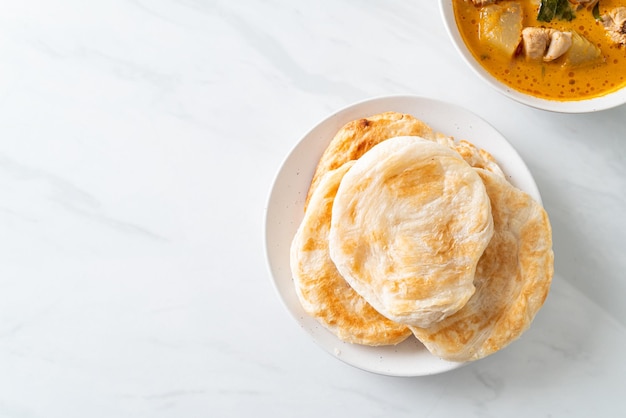 Zuppa di pollo al curry con roti