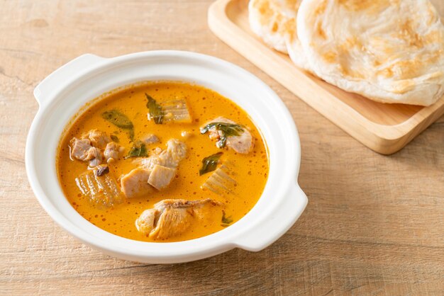 Zuppa di pollo al curry con roti