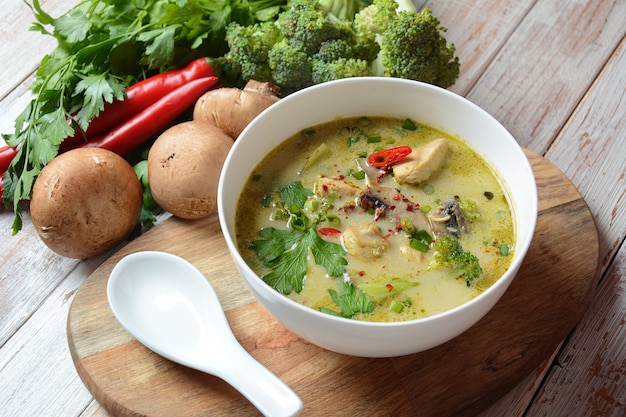 Zuppa di pollo al curry verde piccante tailandese con latte di cocco, funghi e broccoli.