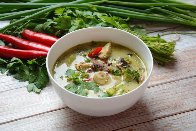 Zuppa di pollo al curry verde piccante tailandese con latte di cocco, funghi e broccoli.