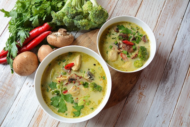Zuppa di pollo al curry verde piccante tailandese con latte di cocco, funghi e broccoli.