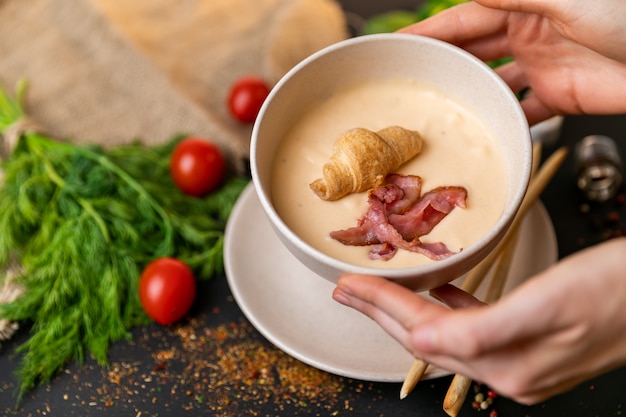 Zuppa di pollo asiatica fatta in casa