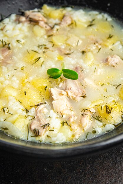 Zuppa di pollo carne riso primo piatto brodo vegetale pasto fresco dieta alimentare spuntino sul tavolo