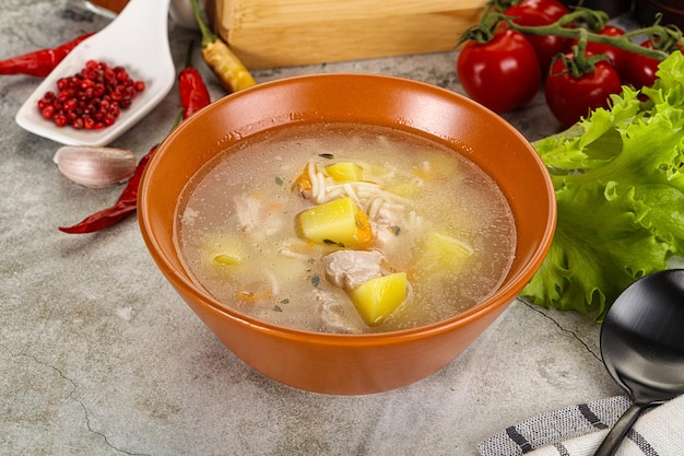 Zuppa di pollo casalinga con verdure