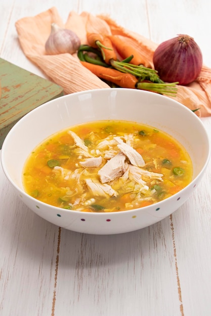 Zuppa di pollo colombiana da mangiare in inverno