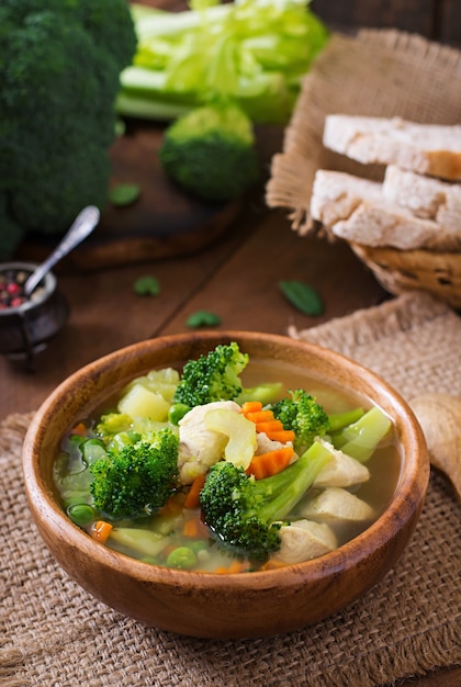 Zuppa di pollo con broccoli, piselli, carote e sedano in ciotola