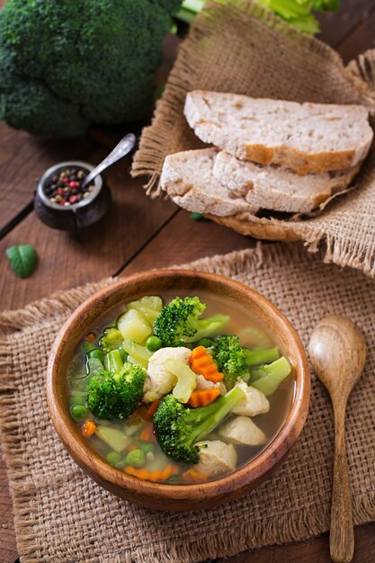 Zuppa di pollo con broccoli, piselli, carote e sedano in ciotola