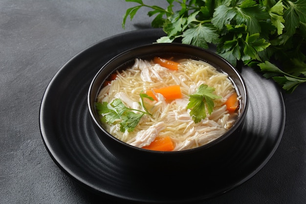 Zuppa di pollo con pasta e verdure in una ciotola