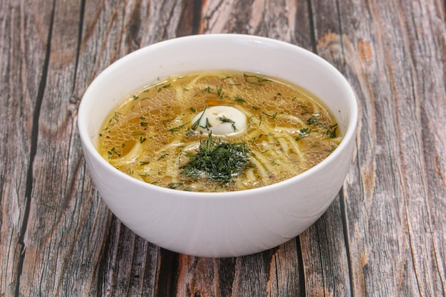 Zuppa di pollo con uova e tagliatelle fatte in casa