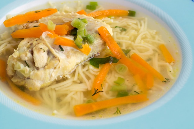 Zuppa di pollo con verdure e noodles.