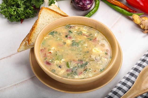 Zuppa di pollo dietetica con uova