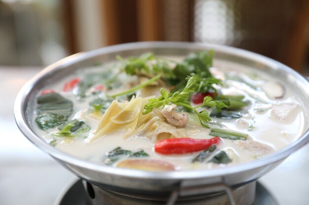 Zuppa di pollo e cocco, cibo locale tailandese tradizionale