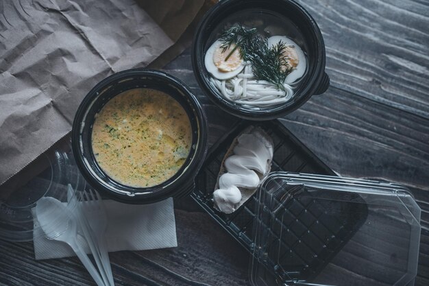 Zuppa di pollo e formaggio da asporto con toast