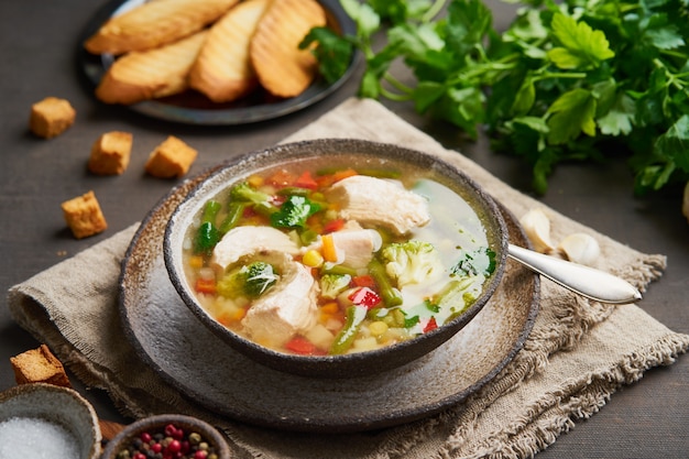 Zuppa di pollo fatta in casa con verdure, crostini, broccoli su testa di moro