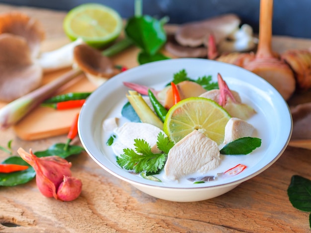 Zuppa di pollo galanga tailandese in cremoso latte di cocco o famoso cibo tradizionale tailandese di Tom Kha Gai