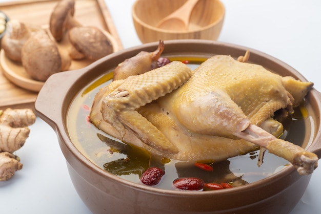 Zuppa di pollo in umido con erbe medicinali cinesi