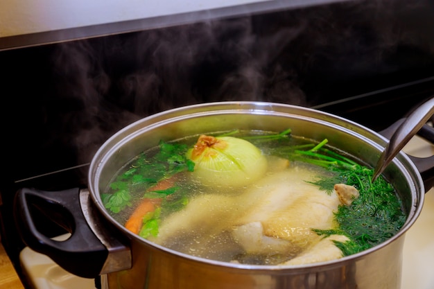 Zuppa di pollo intera con verdure in una pentola