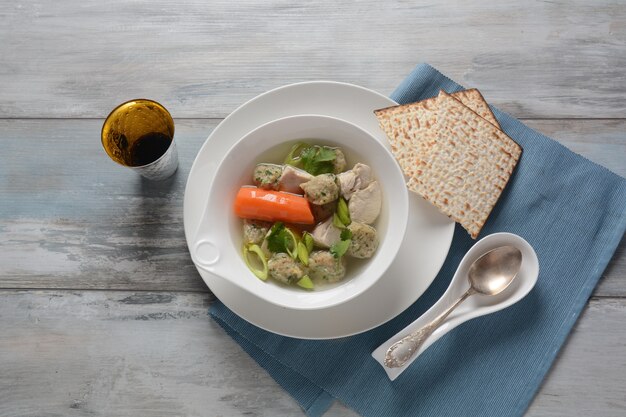 Zuppa di pollo Matzo. Cibo ebraico tradizionale pasquale