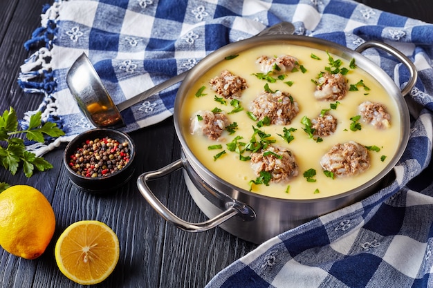 Zuppa di polpette greca con salsa al limone e uova