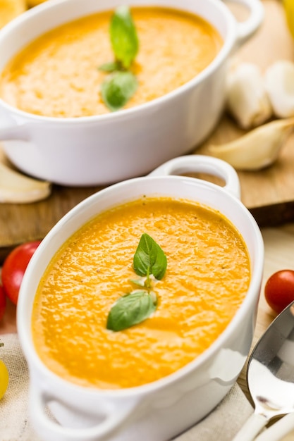 Zuppa di pomodoro arrosto cucinata con pomodori cimelio biologici e servita con sandwich al formaggio grigliato.