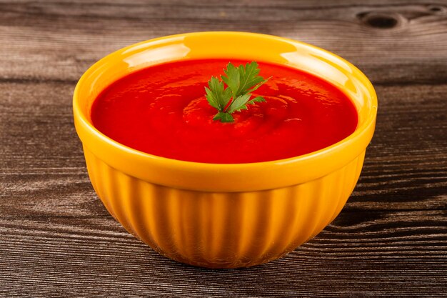 Zuppa di pomodoro casalinga deliziosa in ciotola.