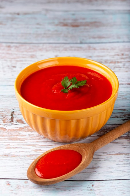 Zuppa di pomodoro casalinga deliziosa in ciotola.