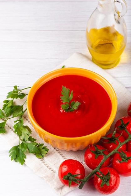 Zuppa di pomodoro casalinga deliziosa in ciotola.