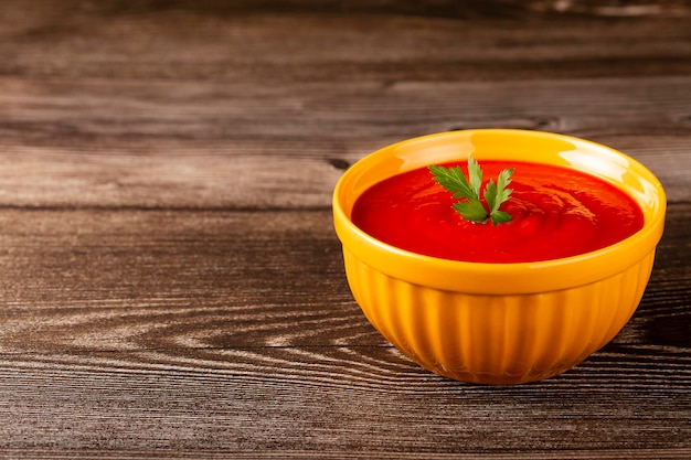 Zuppa di pomodoro casalinga deliziosa in ciotola.