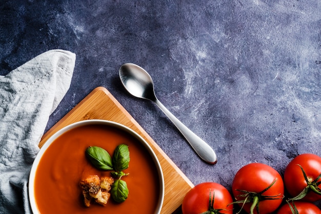 Zuppa di pomodoro con basilico in una ciotola