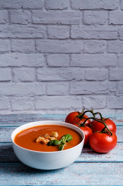 Zuppa di pomodoro con basilico in una ciotola