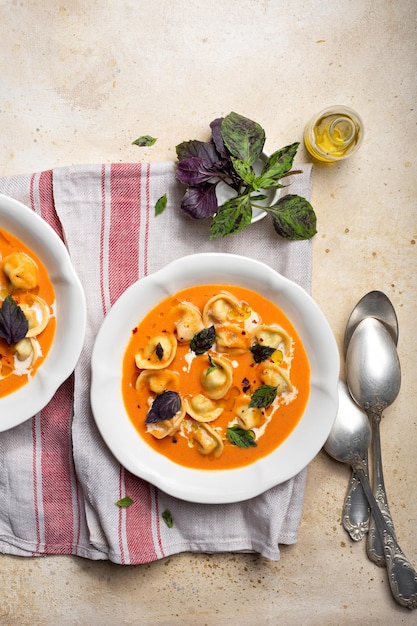 Zuppa di pomodoro con crema di cappelletti e basilico