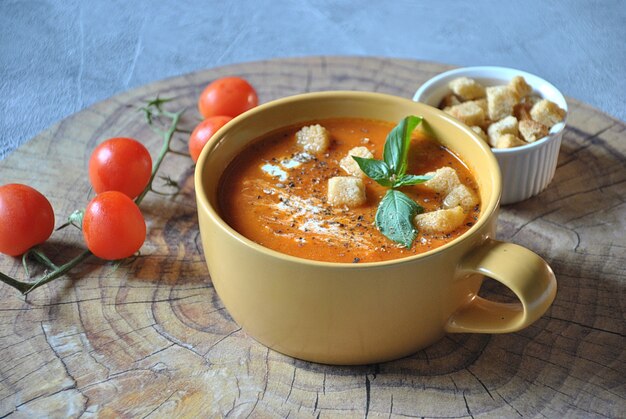 Zuppa di pomodoro con crostini e basilico fresco