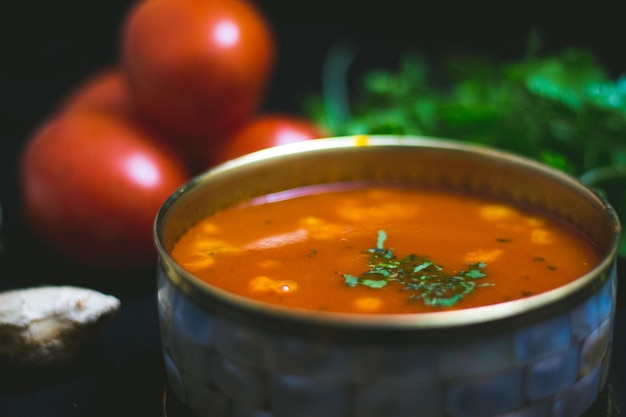 Zuppa di pomodoro con fondo nero.