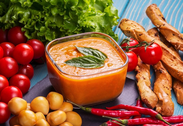 Zuppa di pomodoro con formaggio e crostini