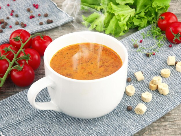 Zuppa di pomodoro con ingredienti freschi in una tazza da minestra