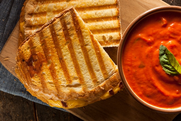 zuppa di pomodoro con pane