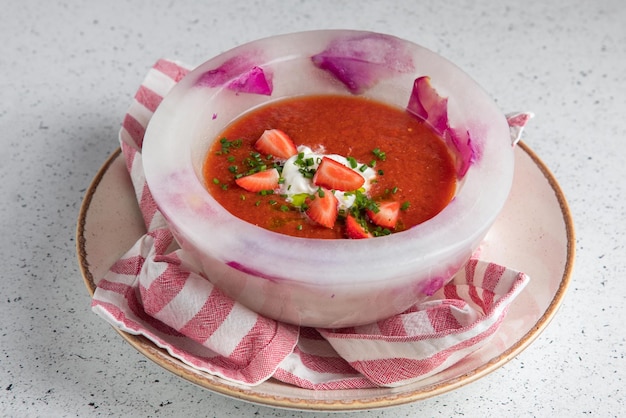 Zuppa di pomodoro e torta su sfondo bianco Una torta di carote di Cafe Babalu