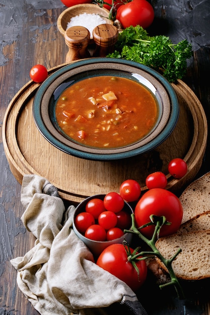 Zuppa di pomodoro e verdure