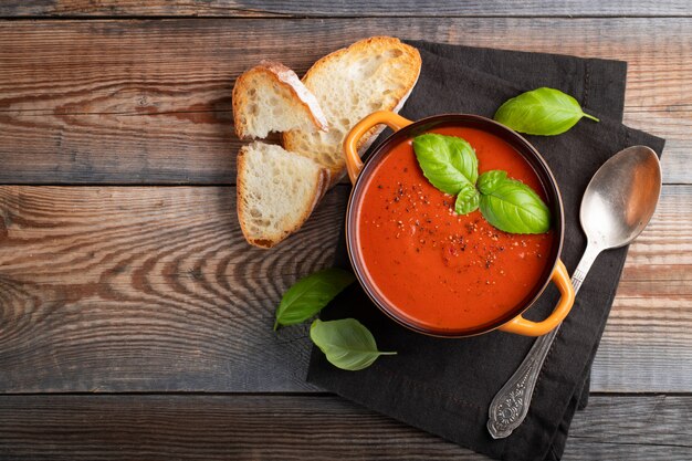 Zuppa di pomodoro fatta in casa con basilico.