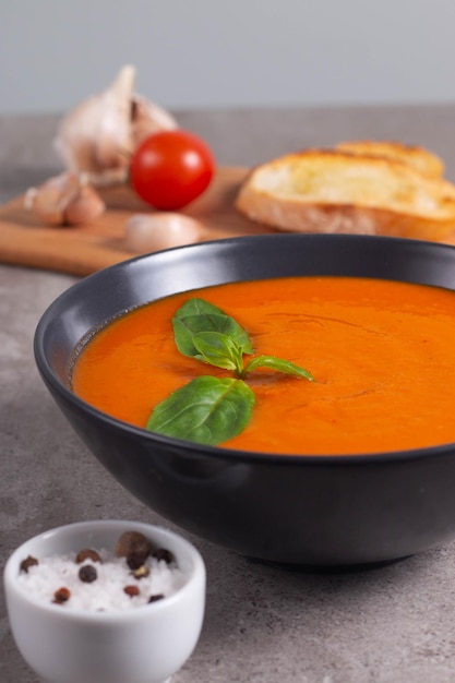 Zuppa di pomodoro fresca sana con basilico pepe aglio pomodori e pane su fondo in legno Zuppa spagnola di gazpacho Zuppa di lenticchie e zucca