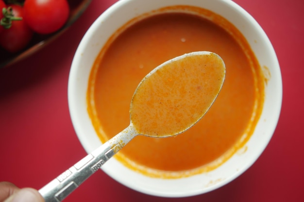 Zuppa di pomodoro fresca sulla tavola