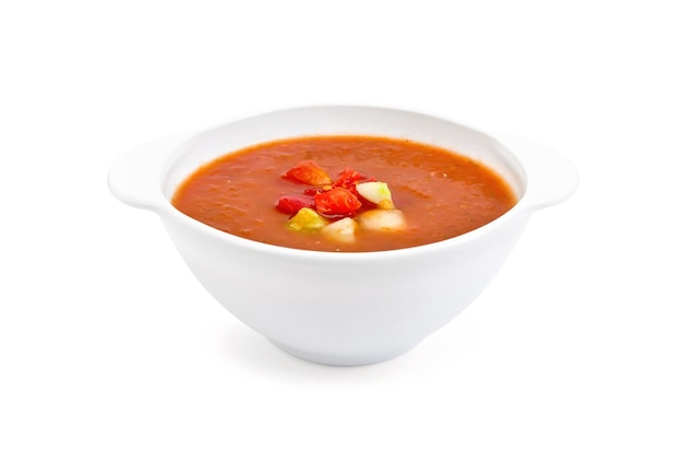 Zuppa di pomodoro gazpacho in una ciotola bianca isolata su sfondo bianco