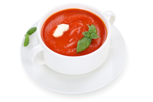 Zuppa di pomodoro in tazza con pomodori isolati