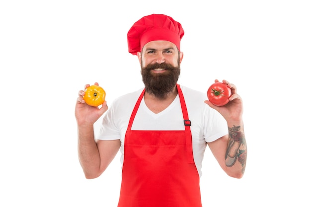 Zuppa di pomodoro. Pomodori per un pasto delizioso. Mangia pomodoro fresco. Concetto di cucina sana. Uomo barba fare la spesa sfondo bianco. Pomodori della stretta dello chef. Cuocere in tenuta uniforme le verdure. Giorno di laurea.