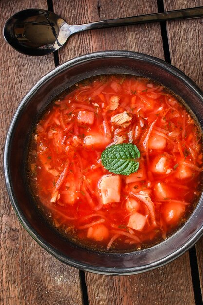 Zuppa di pomodoro rosso borscht fresco con primo piatto di carne yulion e verdure