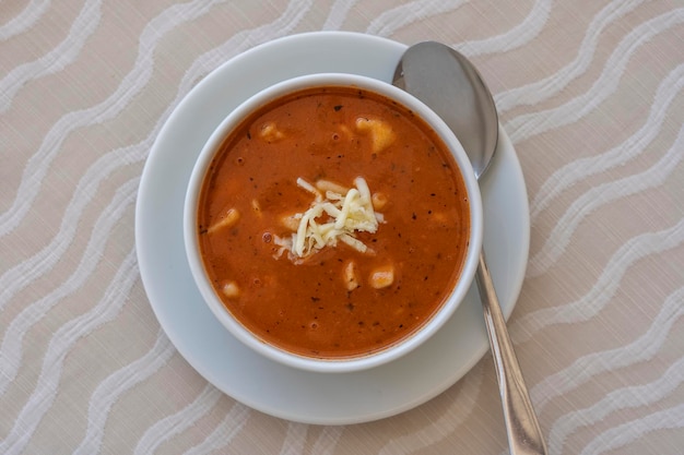 Zuppa di pomodoro rosso con formaggio da vicino