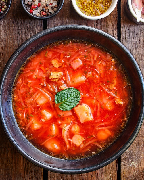 zuppa di pomodoro rosso e verdure e carne, borsch