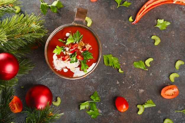 Zuppa di pomodoro rosso in tazza di rame su sfondo scuro