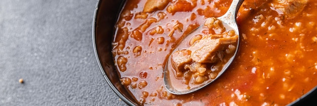 zuppa di pomodoro rosso kharcho carne, riso che cucina pasto sano spuntino dieta sullo spazio della copia del tavolo